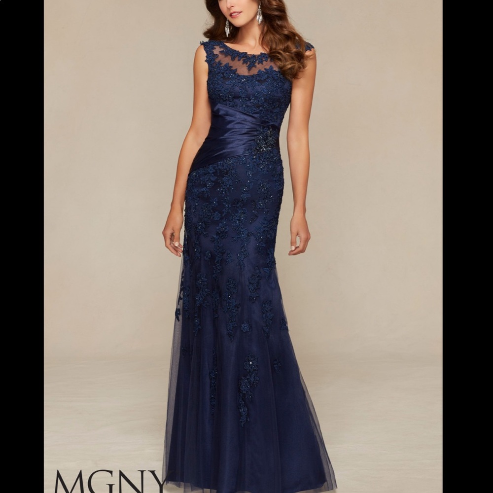 Evening Dress, in perfect condition.  Has boning and bra cups. Orig price 800$